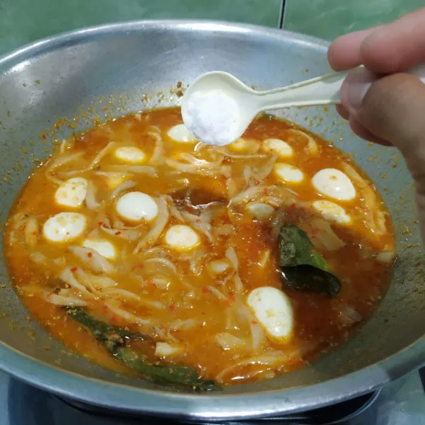 Beri garam, gula pasir dan penyedap, lalu aduk rata.