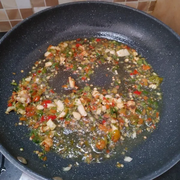Tumis bawang putih hingga harum, masukkan bumbu cabe yang sudah dihaluskan, masak sampai layu dan harum.