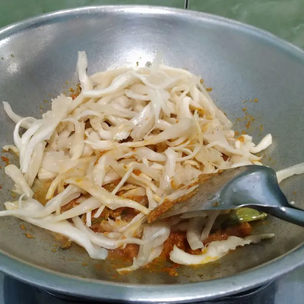 Masukkan jamur tiram, aduk secara merata.