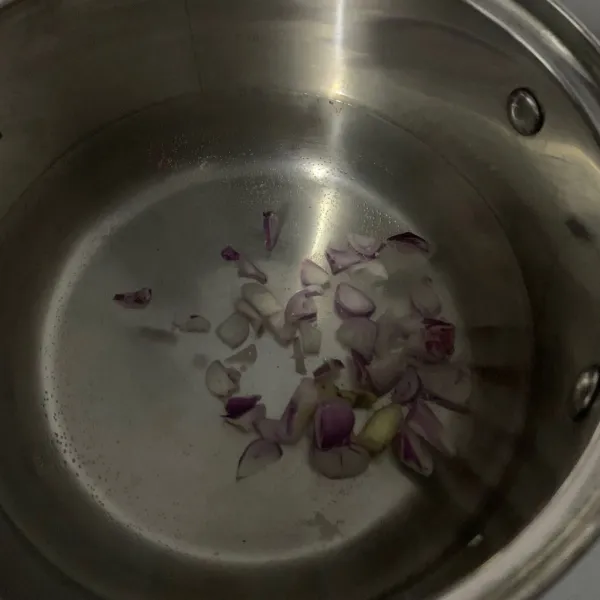 Rebus air masukkan potongan bawang merah.
