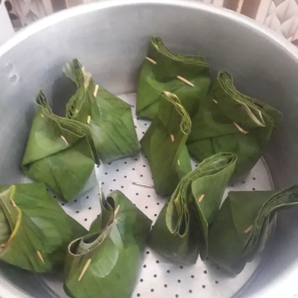 Panaskan air dalam kukusan, masukkan bungkusan botok lalu tutup kukusan. Kukus botok selama kurang lebih 30 menit. Angkat dan sajikan selagi hangat.