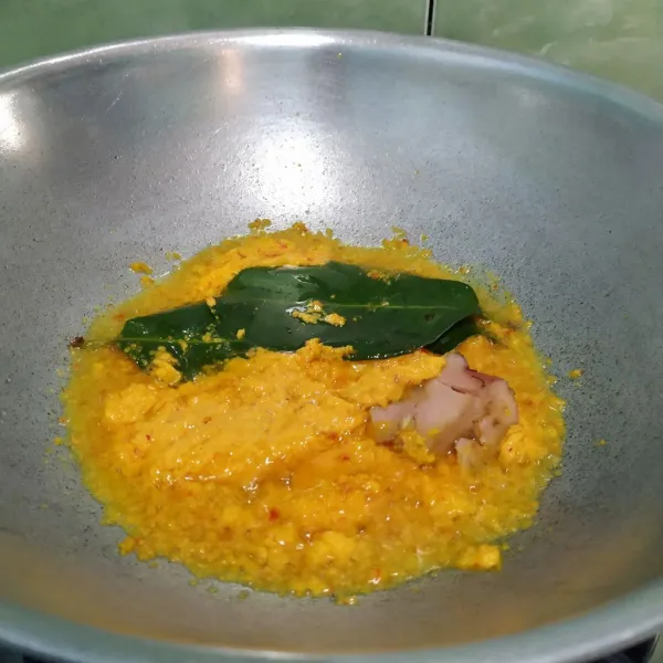 Tumis bumbu halus, daun salam dan lengkuas hingga harum.