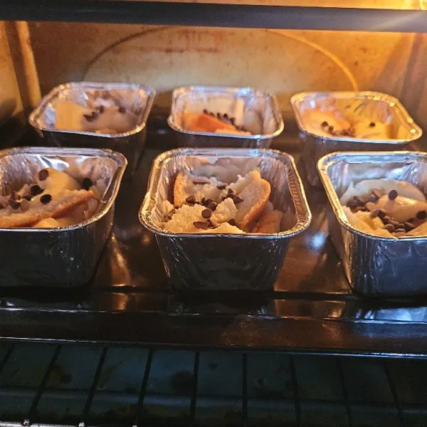 Panaskan oven, kemudian panggang dengan suhu 180°C selama 20 menit.