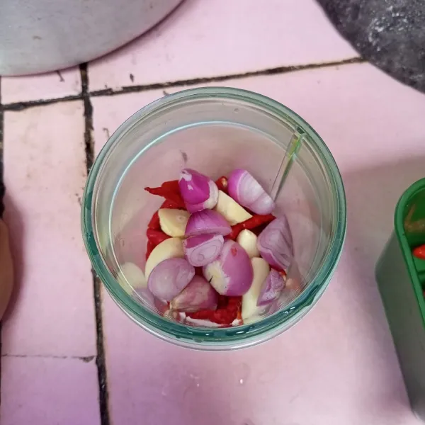 Masukkan semua bahan bumbu halus di dalam blender, lalu proses hingga halus.