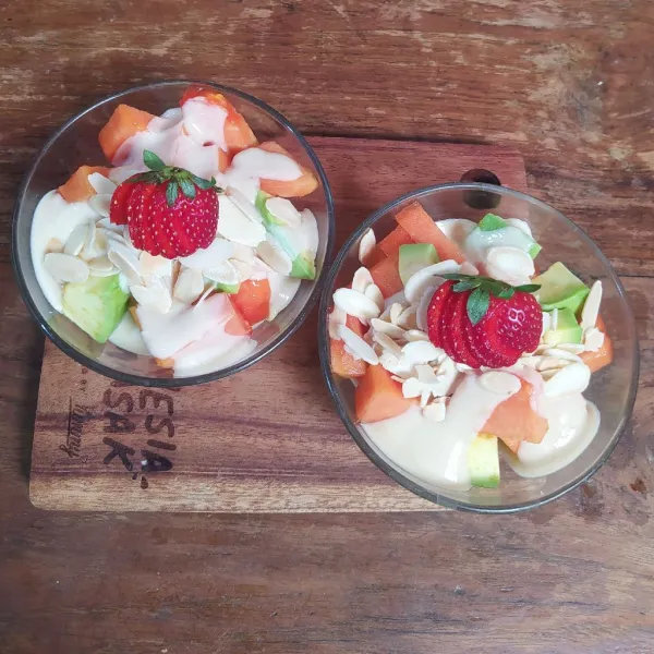 Taburi almond slice sangrai dan tambahkan strawberry lalu sajikan.