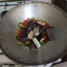 Masukkan terong yang telah dikukus, masak hingga menyusut.
