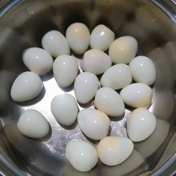 Rebus telur puyuh selama 8 menit lalu rendam di air dingin selama 2 menit. Kupas telur puyuh lalu bilas dengan air matang. Sisihkan.