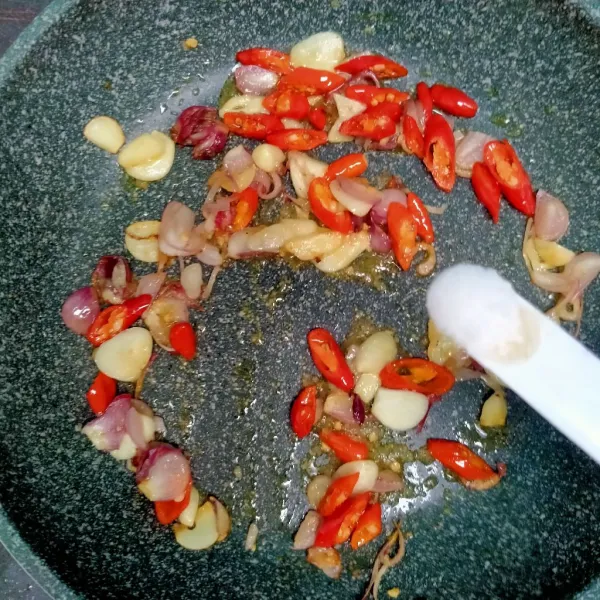 Beri garam, gula pasir dan penyedap rasa.