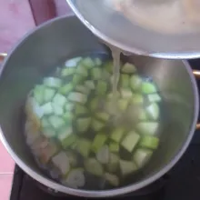 Tuang air kaldu ayam.