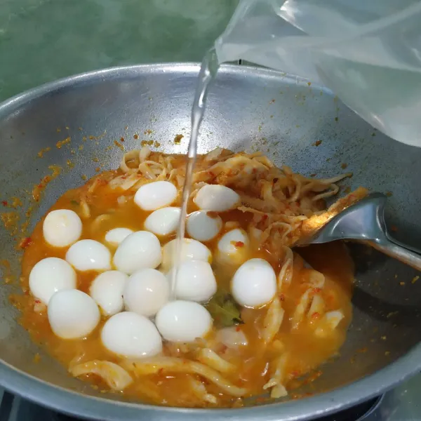 Masukkan telur puyuh dan air, masak hingga jamur empuk.