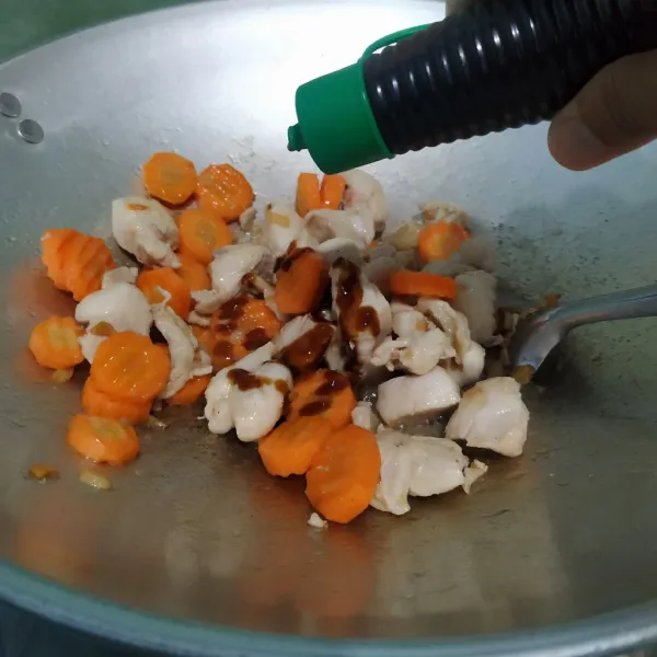 Masukkan wortel, beri garam, penyedap rasa, gula pasir dan saos tiram lalu aduk hingga merata.