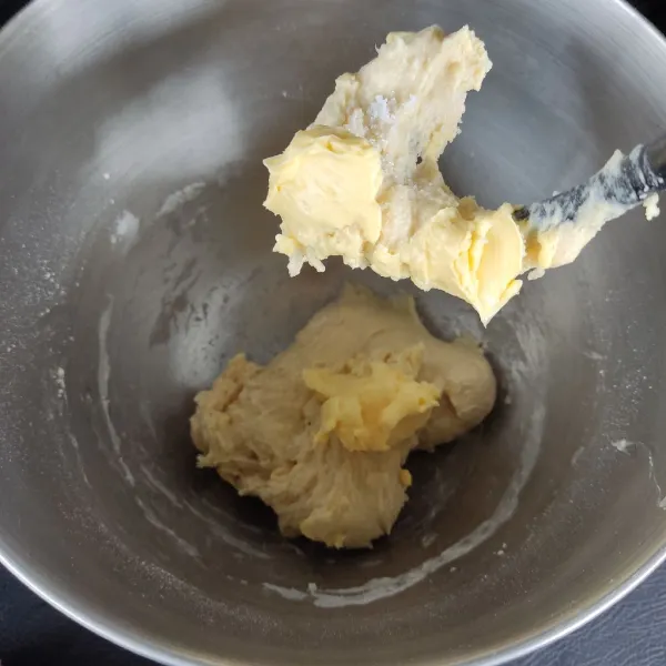 Masukkan garam dan margarin, ulen hingga kalis elastis.