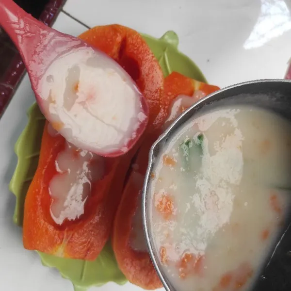 Masukkan jelly kedalam pepaya.