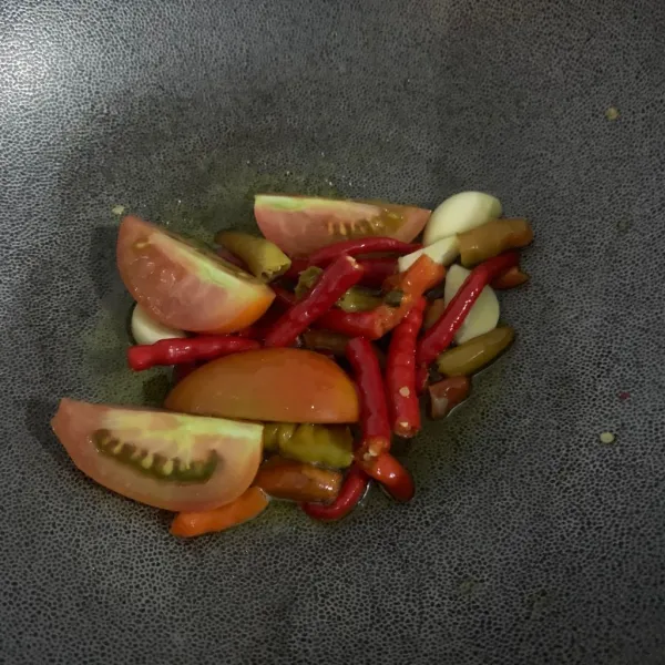 Goreng sampai layu bahan sambel.