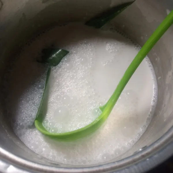 Campur santan, air dan 1 lembar daun pandan ke dalam panci, masak sampai mendidih lalu dinginkan kuah santan.