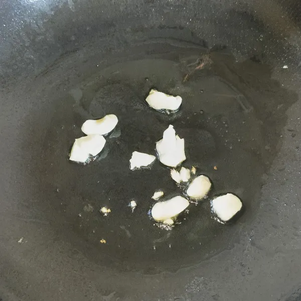 Geprek bawang putih, lalu tumis sampai harum.