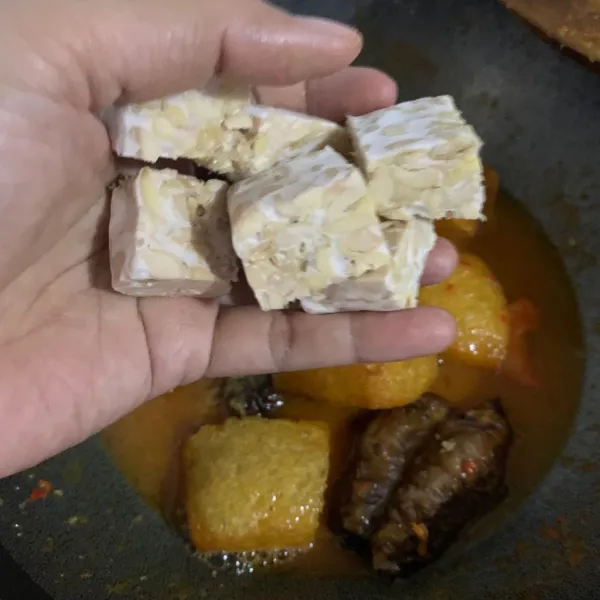 Potong tempe lalu masukkan ke dalam wajan.