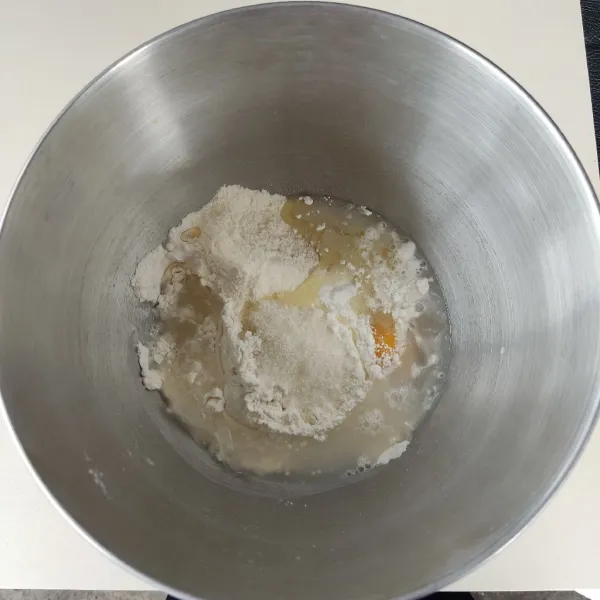 Masukkan telur dan air es, mixer hingga kalis.