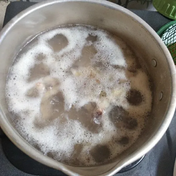 Potong ceker menjadi dua, lalu rebus sampai setengah matang. Buang air rebusannya.