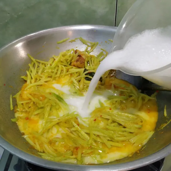 Masukkan santan cair, aduk hingga merata. Masak hingga labu empuk.