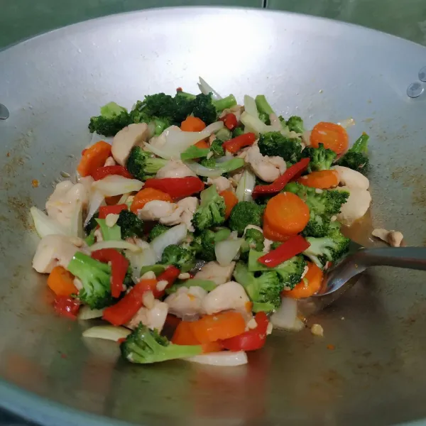 Masukkan brokoli dan bawang bombay, lalu aduk rata. Masak hingga semua sayuran matang lalu angkat dan sajikan selagi hangat.