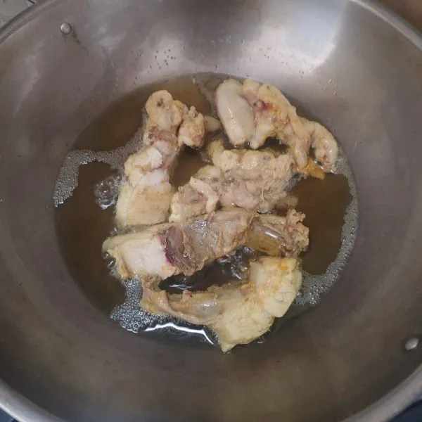 Ungkep ayam dengan bumbu racik sampai matang kemudian goreng sampai matang dan berwarna golden brown.