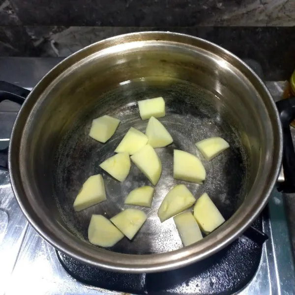 Tuang ke dalam panci air, masukkan kentang.