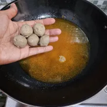 Tambahkan air, kemudian masukkan bakso, biarkan mendidih.