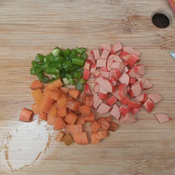 Potong bulat buncis, potong dadu wortel dan sosis, sisihkan.