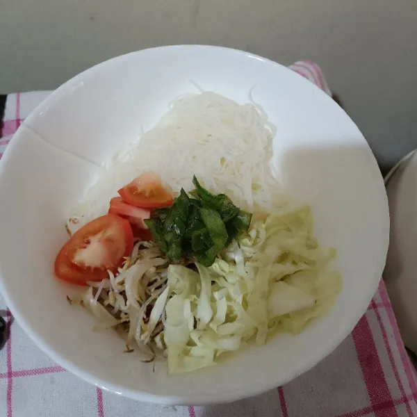 Cara penyajian: Tata bahan pelengkap di dalam mangkuk.
