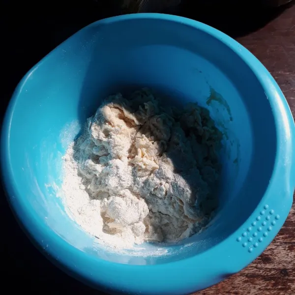 Campurkan tepung terigu, susu, gula pasir, ragi, garam dan baking powder. Tambahkan air sedikit demi sedikit sambil diaduk rata.