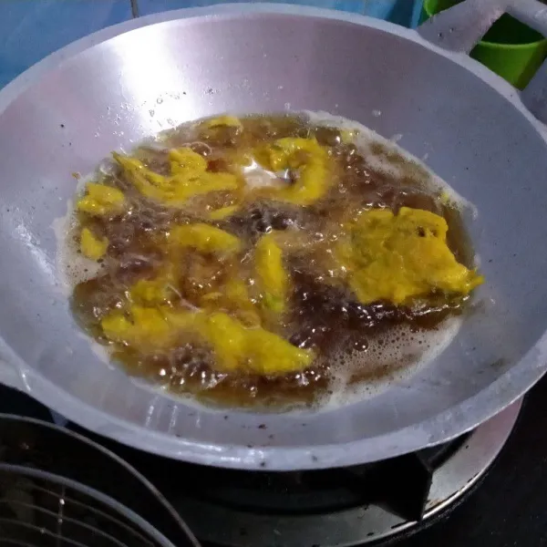 Ambil 1 sdm adonan, goreng di dalam minyak panas sampai agak kekuningan.