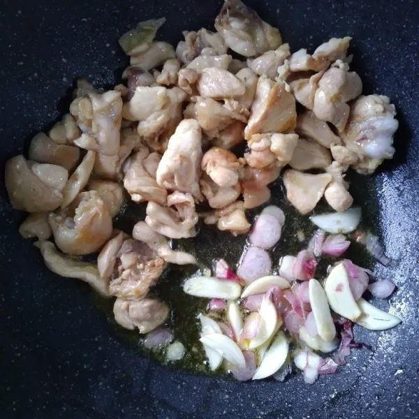 Sisihkan ayam pada tepi wajan, masukkan bawang lalu aduk merata. Masak sampai bawang dan ayam layu hingga harum dan matang.