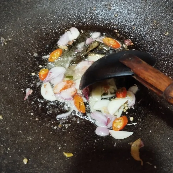 Panaskan minyak goreng, tumis cabe bawang merah, daun salam dan bawang putih, tumis sampai harum dan layu.