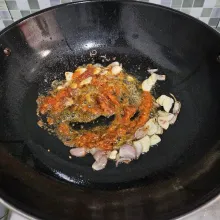 Tumis bawang merah dan bawang putih yang sudah diiris hingga wangi, kemudian masukkan bumbu yang dihaluskan lalu tumis hingga berubah warna.