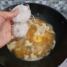 Tambahkan mie shiirataki, masak hingga empuk.