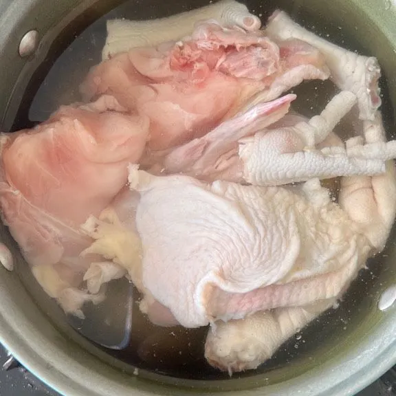 Rebus ayamnya setengah mateng untuk membuang kotorannya.