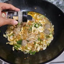Bumbui dengan merica dan kaldu bubuk, aduk rata.