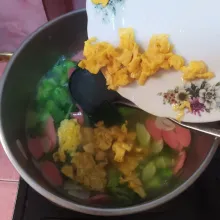 Angkat, masukkan telur orak-arik dan beri taburan bawang goreng.