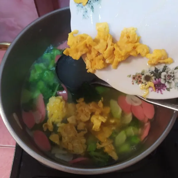 Angkat, masukkan telur orak-arik dan beri taburan bawang goreng.