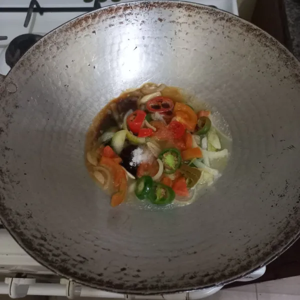 Beri air, garam, gula pasir, kecap manis dan saus tiram.