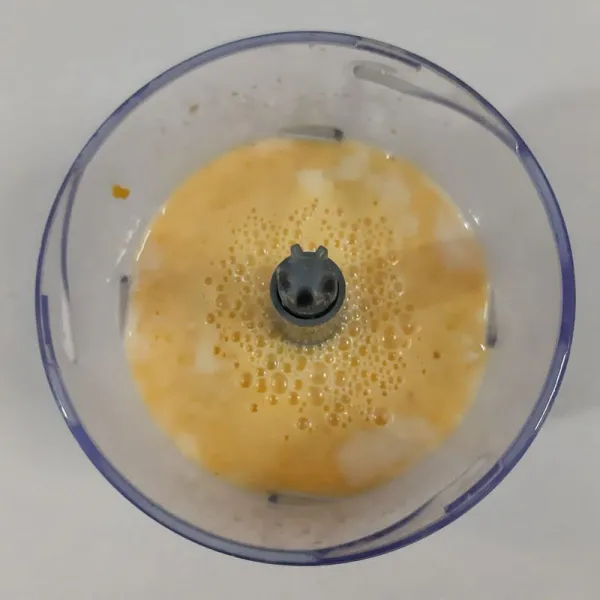 Blender mangga dan susu uht sampai halus.