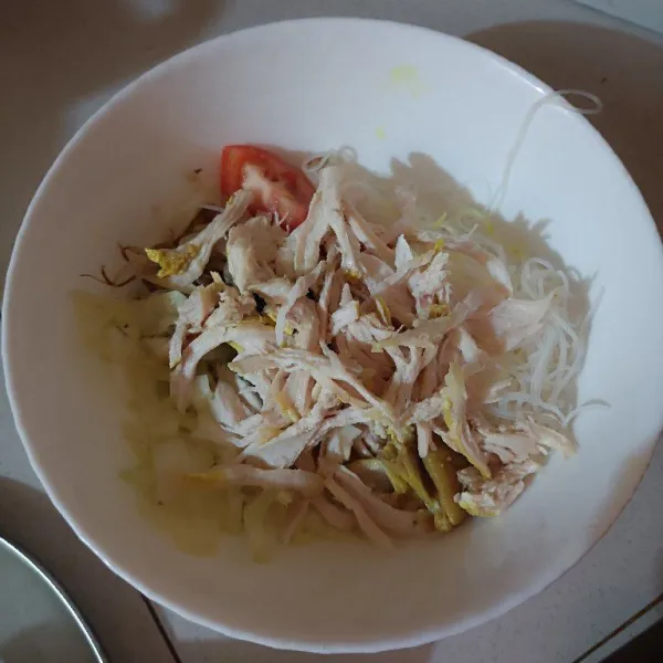 Lalu suwir ayam sesuai selera.