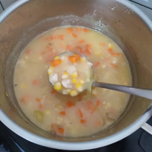 Masak sup ayam hingga mengental, lalu matikan api.