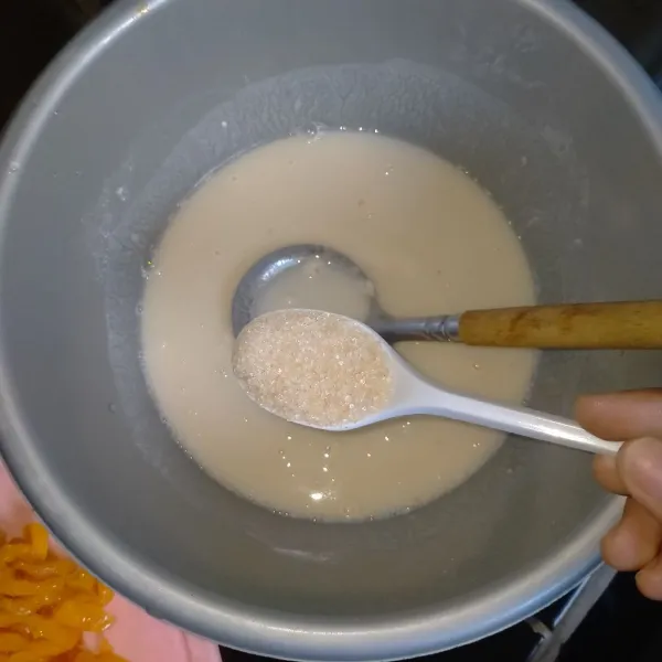 Dalam baskom, masukkan air, tepung terigu dan gula dan vanili, aduk rata