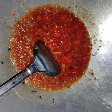 Lalu masukkan cabai yang sudah diblender, masak sampai wangi langu hilang, tambahkan garam, lalu tes rasa. Setelah set campurkan ayam dan tahu, lalu sajikan.