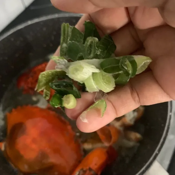 Masukkan potongan daun bawang dan siap disajikan.