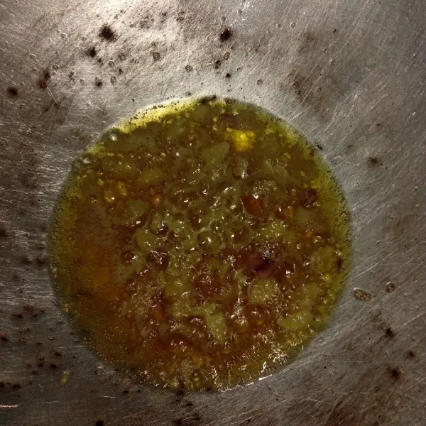 Lalu tumis bawang merah sampai wangi.
