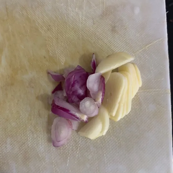 Potong bawang merah dan bawang putih.