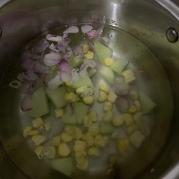 Serut jagung dan potong labu campurkan.